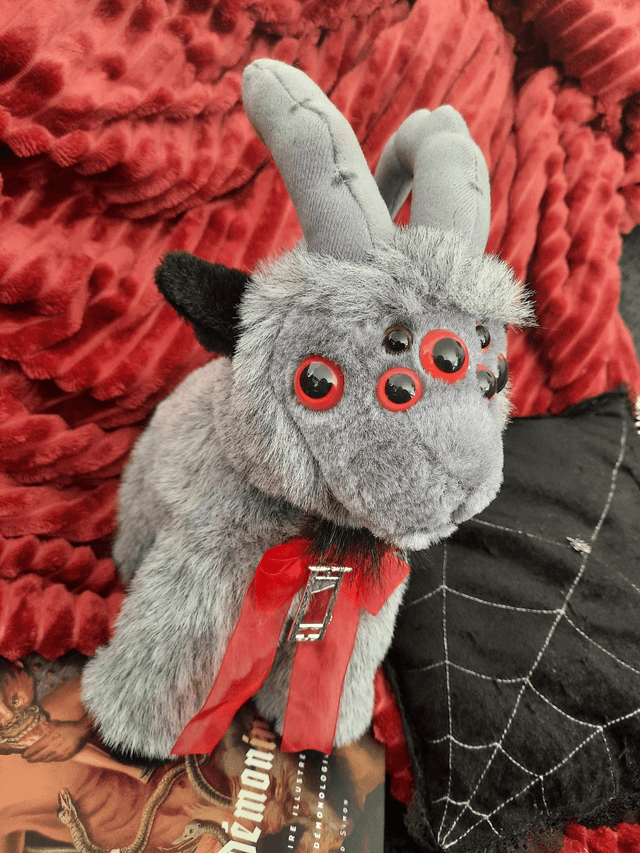Peluche - bouc aux multiples yeux rouges