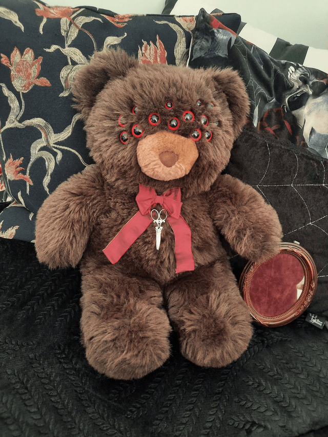 Peluche - ours aux yeux d'araignée rouges 