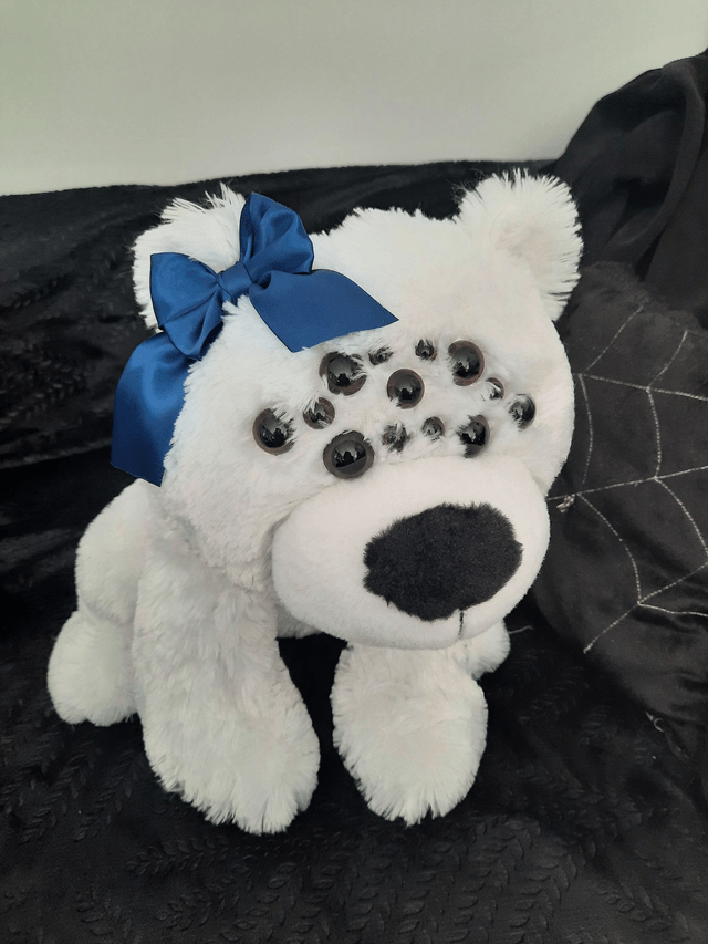 Peluche - ours blanc aux yeux d'araignée