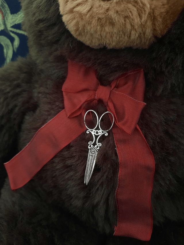 Peluche - ours aux yeux d'araignée rouges 