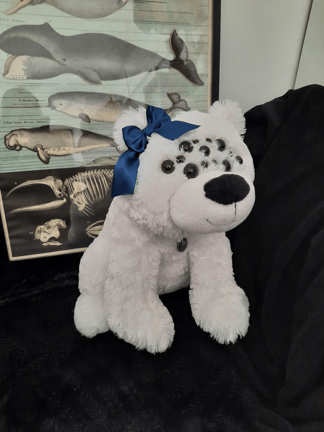 Peluche - ours blanc aux yeux d'araignée