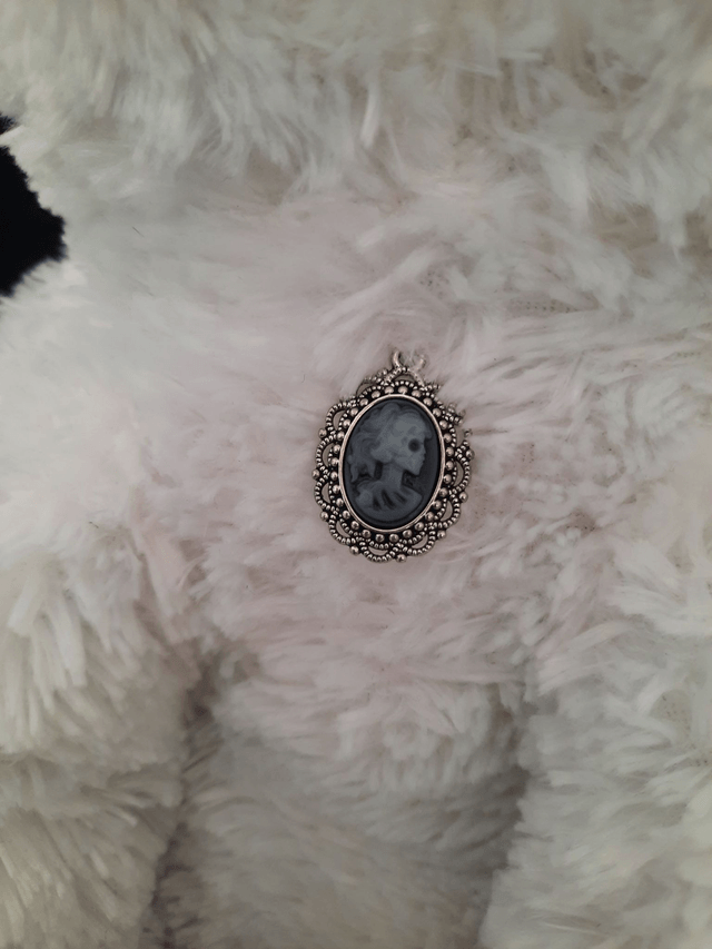 Peluche - ours blanc aux yeux d'araignée