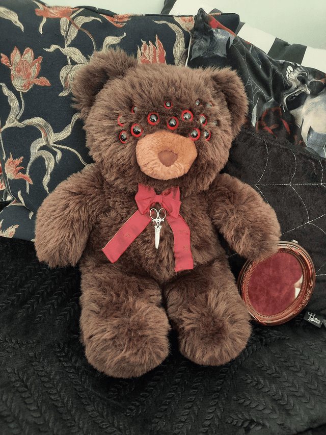 Peluche - ours aux yeux d&#039;araignée rouges 